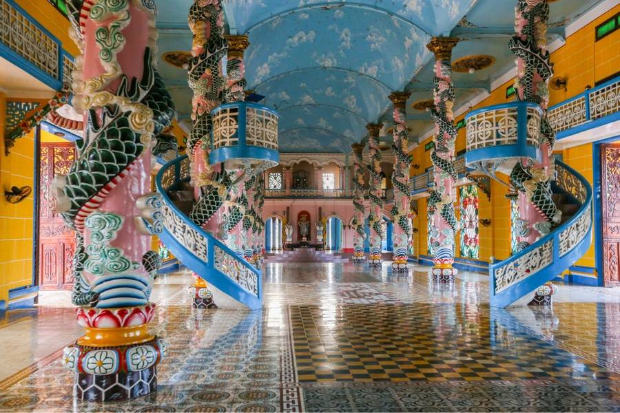 Bên trong tòa thánh Tây Ninh