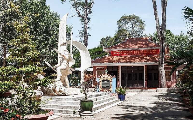 Khu di tích Gò Tháp nằm tại hai xã Mỹ Hòa và Tân Kiều