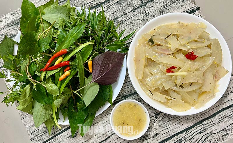 Ăn kèm với rau sống và chấm nước măng chua
