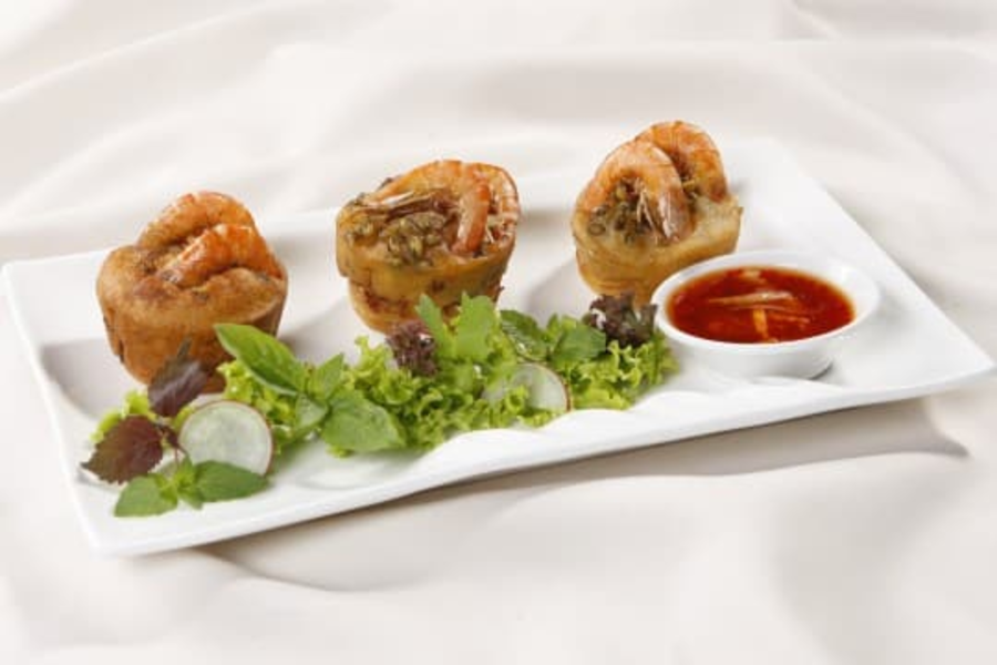Bánh cống vàng giòn, đậm đà với nhân đậu xanh, thịt bằm và tôm nguyên con