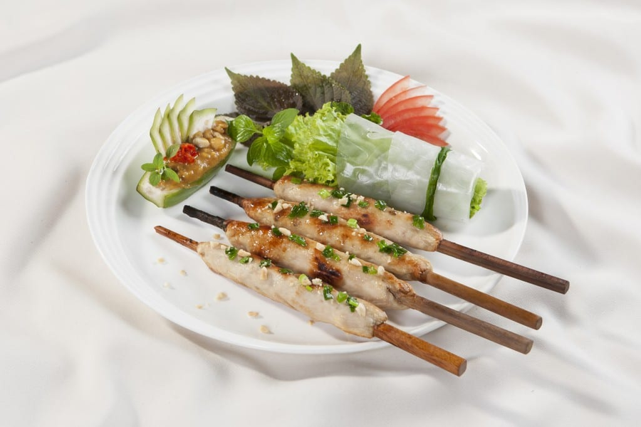 Nem nướng cuốn hút nhờ thịt thơm, rau tươi và nước chấm đậm đà tròn vị.