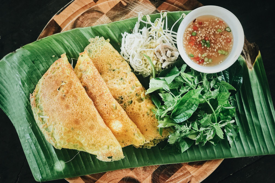 Bánh xèo Cần Thơ cuốn hút với vỏ mỏng giòn, nhân tôm thịt giá đỗ và rau sống đa dạng
